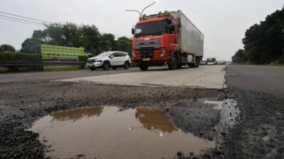 Kerusakan Tol Jakarta–Tangerang disorot DPR. Komisi V ingatkan risiko kecelakaan saat arus mudik dan minta perbaikan dipercepat.