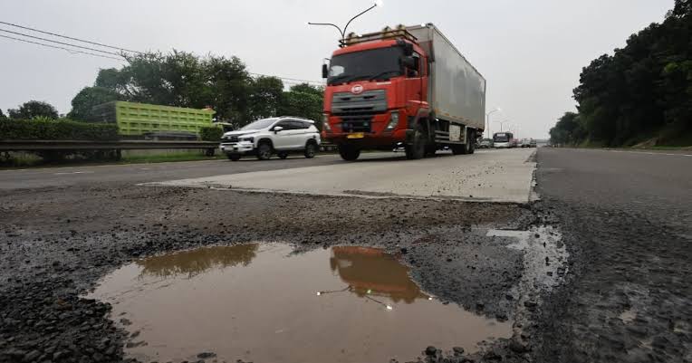 Kerusakan Tol Jakarta–Tangerang disorot DPR. Komisi V ingatkan risiko kecelakaan saat arus mudik dan minta perbaikan dipercepat.