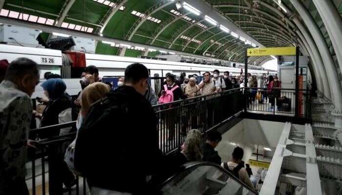 Pengguna LRT Jabodebek saat libur Lebaran 2026 naik 33 persen menjadi 294 ribu penumpang, didukung tarif Rp1 dan integrasi transportasi.