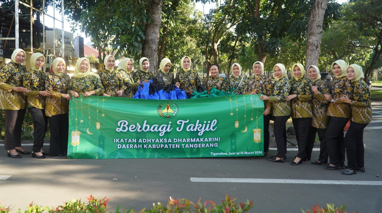 IAD Kejari Kabupaten Tangerang gelar pasar murah, 750 paket sembako dijual Rp50 ribu dan berbagi takjil untuk warga Tigaraksa jelang Lebaran.