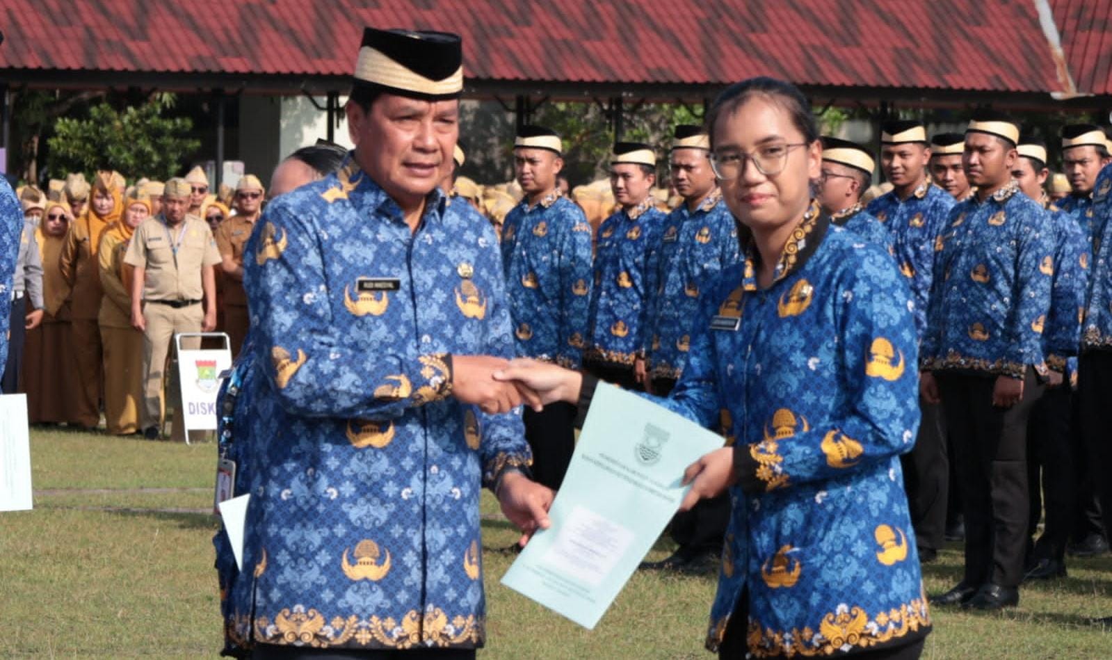 Bupati Tangerang melantik 472 PNS formasi 2024, menekankan disiplin, integritas, dan peningkatan pelayanan publik.