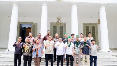 Gubernur Banten Andra Soni berdialog dengan HMI, bahas kritik mahasiswa, program jalan desa, sekolah gratis, dan kemiskinan.