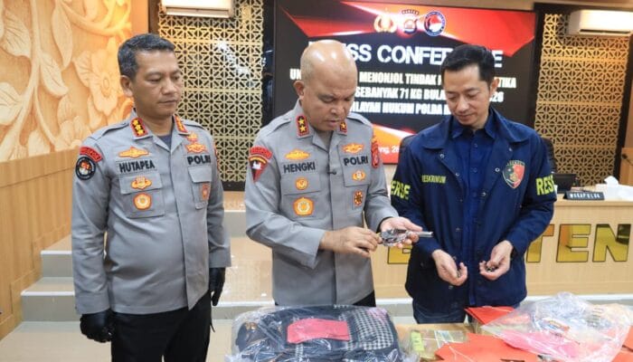 Polda Banten tangkap dua tersangka kepemilikan senpi rakitan di Merak. Keduanya terancam hukuman hingga 15 tahun.
