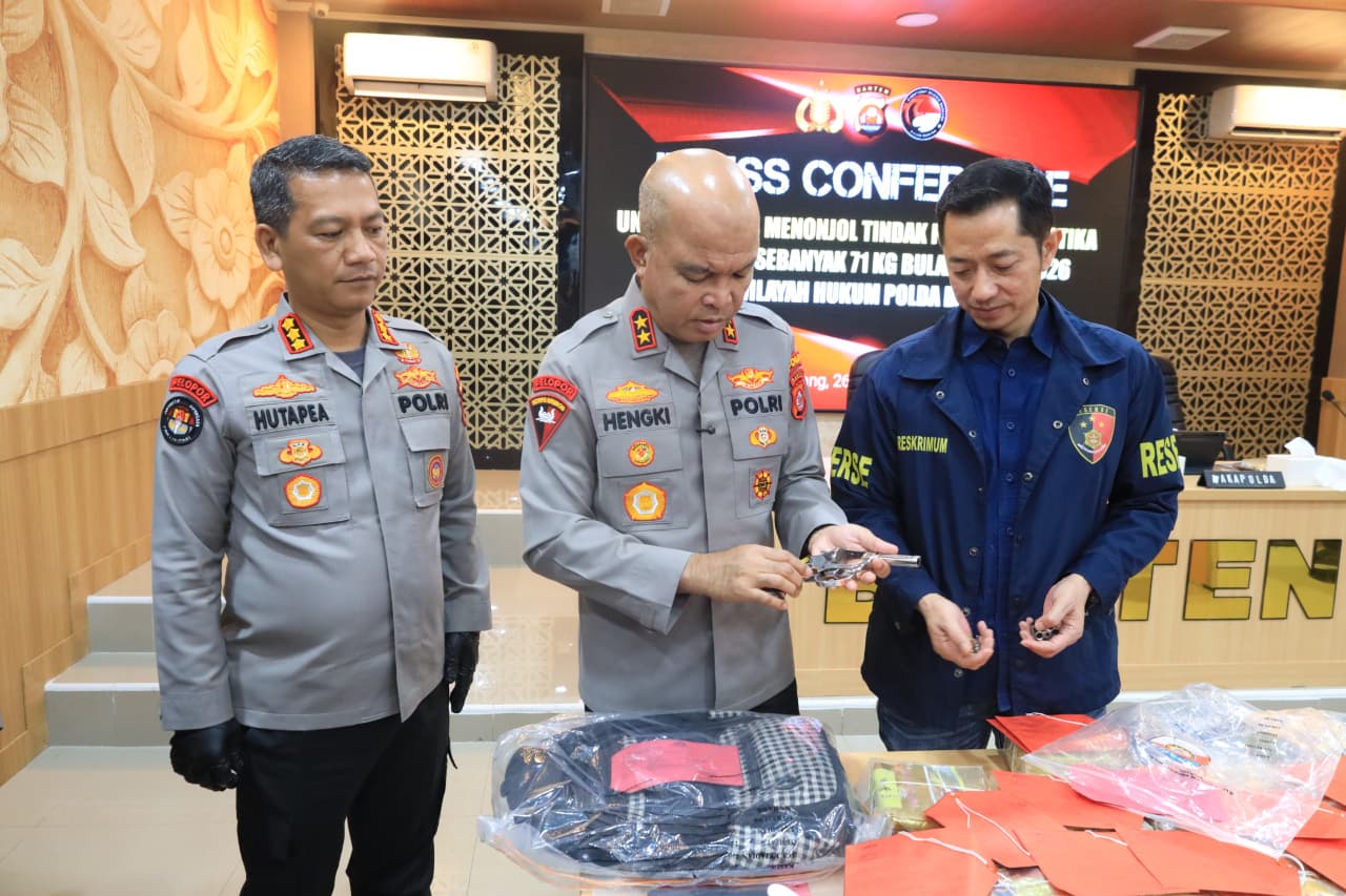 Polda Banten tangkap dua tersangka kepemilikan senpi rakitan di Merak. Keduanya terancam hukuman hingga 15 tahun.