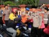 Kapolda Banten Irjen Pol Hengki memimpin pembagian 300 paket takjil kepada pengguna jalan di sekitar Mapolda Banten saat Ramadan.