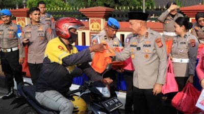 Kapolda Banten Irjen Pol Hengki memimpin pembagian 300 paket takjil kepada pengguna jalan di sekitar Mapolda Banten saat Ramadan.