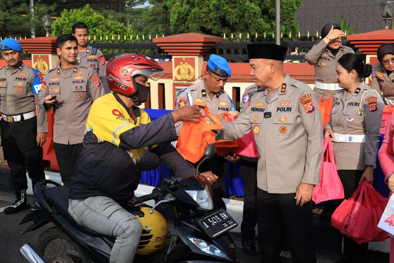 Kapolda Banten Irjen Pol Hengki memimpin pembagian 300 paket takjil kepada pengguna jalan di sekitar Mapolda Banten saat Ramadan.