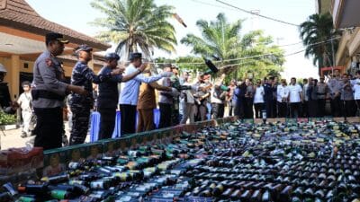 Polda Banten musnahkan 7.733 botol miras hasil Operasi Pekat Maung 2026 dan ungkap kasus narkoba demi menjaga kamtibmas jelang Ramadhan.
