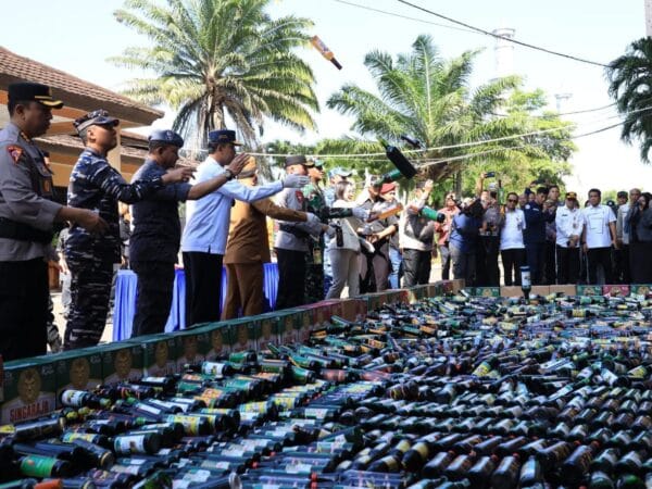 Bersama Gubernur dan Danrem, Polda Banten Musnahkan Ribuan Botol Miras Ilegal