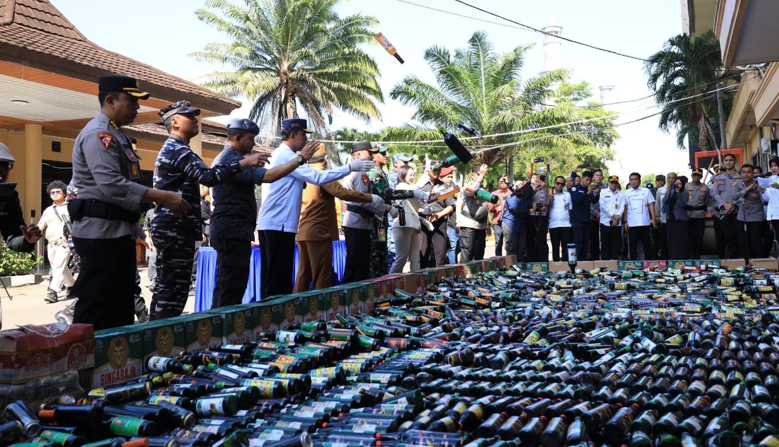 Polda Banten musnahkan 7.733 botol miras hasil Operasi Pekat Maung 2026 dan ungkap kasus narkoba demi menjaga kamtibmas jelang Ramadhan.