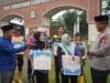 Polresta Tangerang bersama wartawan turun ke jalan membagikan takjil dan sembako kepada petugas kebersihan di Ramadan.