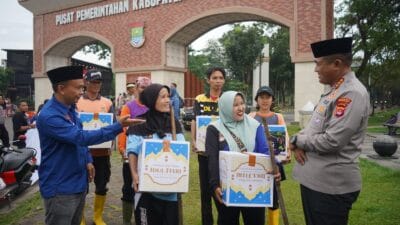 Polresta Tangerang bersama wartawan turun ke jalan membagikan takjil dan sembako kepada petugas kebersihan di Ramadan.