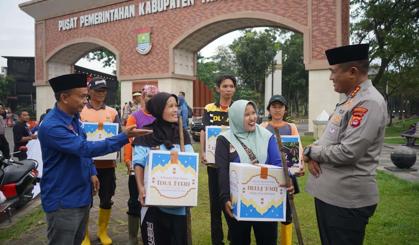 Polresta Tangerang bersama wartawan turun ke jalan membagikan takjil dan sembako kepada petugas kebersihan di Ramadan.