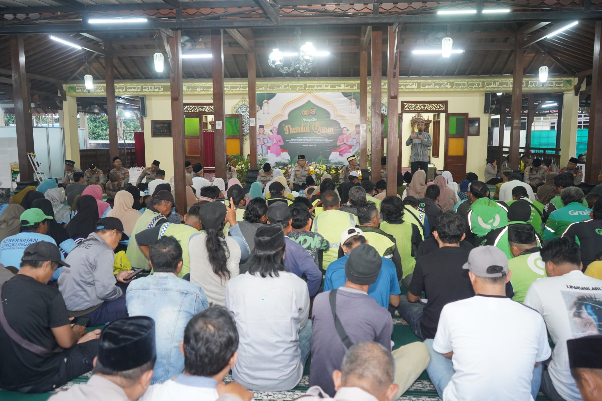 Polresta Tangerang santuni anak yatim dan bagikan sembako kepada masyarakat kurang mampu saat peringatan Nuzulul Quran di Ramadan.