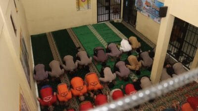 Kapolresta Tangerang menggelar buka puasa bersama tahanan sebagai pembinaan moral dan spiritual agar mereka introspeksi diri di Ramadan.