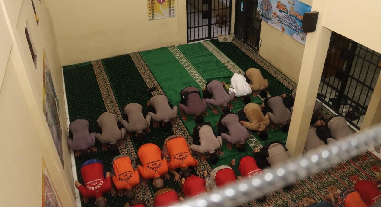 Kapolresta Tangerang menggelar buka puasa bersama tahanan sebagai pembinaan moral dan spiritual agar mereka introspeksi diri di Ramadan.