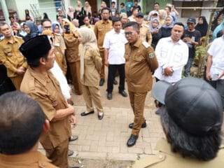 Andra Soni tinjau pembangunan jalan 500 meter di Cinangka, bagian program PSU Pemprov Banten tahun anggaran 2025.