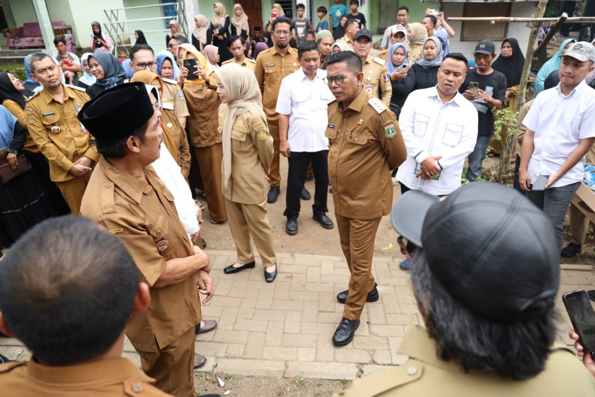 Andra Soni tinjau pembangunan jalan 500 meter di Cinangka, bagian program PSU Pemprov Banten tahun anggaran 2025.