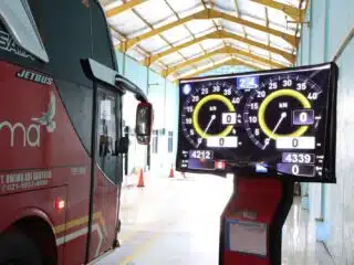 Dishub Kabupaten Tangerang melakukan ramp check 56 armada bus untuk memastikan kelayakan kendaraan program mudik gratis 2026.