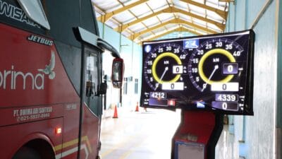 Dishub Kabupaten Tangerang melakukan ramp check 56 armada bus untuk memastikan kelayakan kendaraan program mudik gratis 2026.