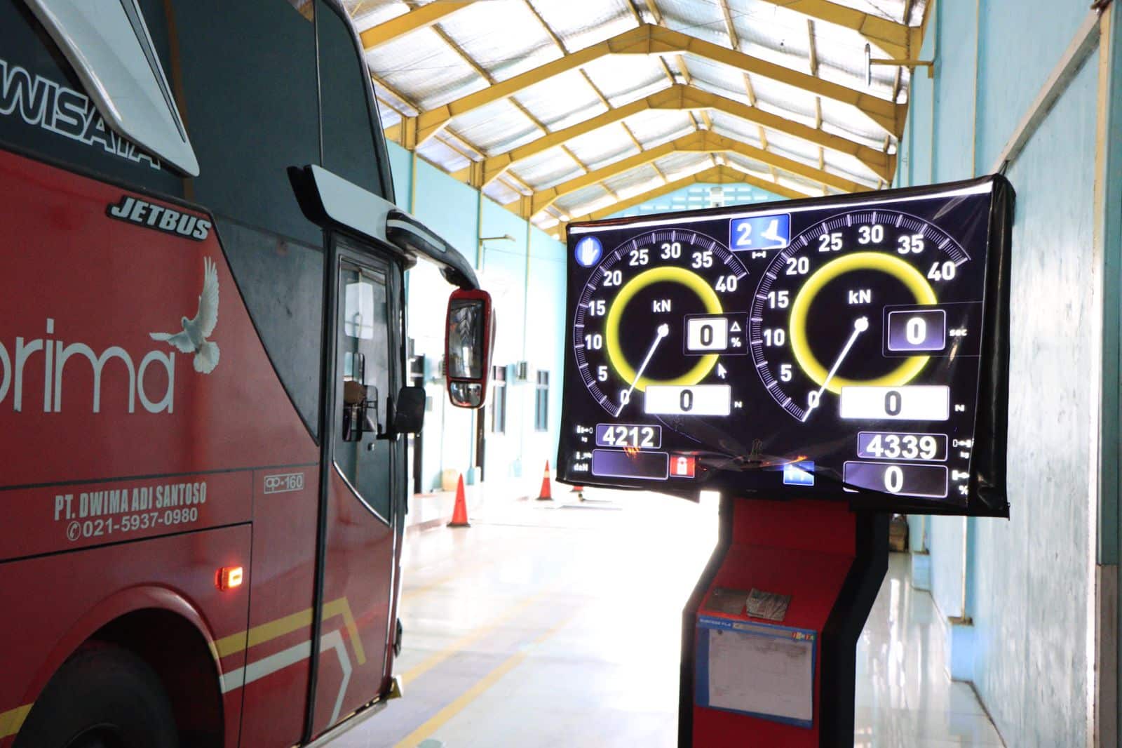 Dishub Kabupaten Tangerang melakukan ramp check 56 armada bus untuk memastikan kelayakan kendaraan program mudik gratis 2026.