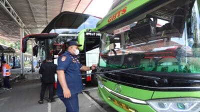 Dishub Kota Tangerang lakukan ramp check bus di Terminal Poris Plawad untuk pastikan mudik Lebaran 2026 aman dan layak jalan.