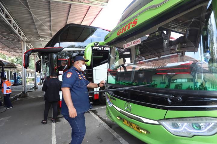 Dishub Kota Tangerang lakukan ramp check bus di Terminal Poris Plawad untuk pastikan mudik Lebaran 2026 aman dan layak jalan.
