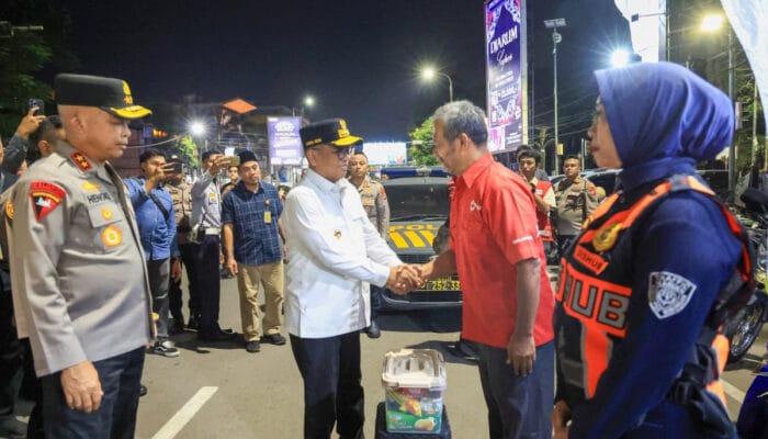Apresiasi Gubernur Banten Andra Soni untuk relawan Pos Lebaran di Kota Serang, pengamanan arus mudik berjalan aman dan lancar.