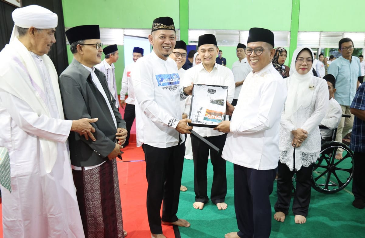 Safari Ramadan di Al Khairiyah, Andra Soni tegaskan komitmen sekolah gratis dan salurkan bantuan sosial di Cilegon, Banten.