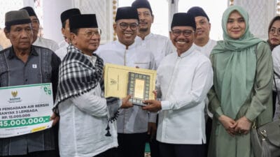 Gubernur Andra Soni gelar Safari Ramadan di Masjid Jami’atul Khoir Kota Tangerang dan salurkan berbagai bantuan bagi warga.
