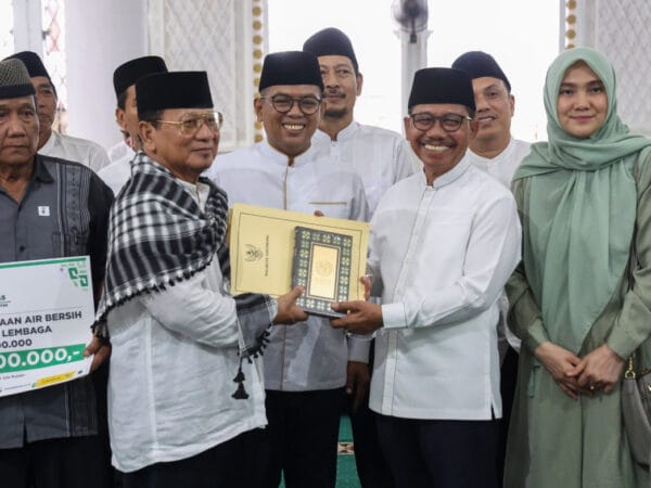 Kunjungi Masjid Jami’atul Khoir Kota Tangerang, Andra Soni Tekankan Kebersamaan di Bulan Ramadan