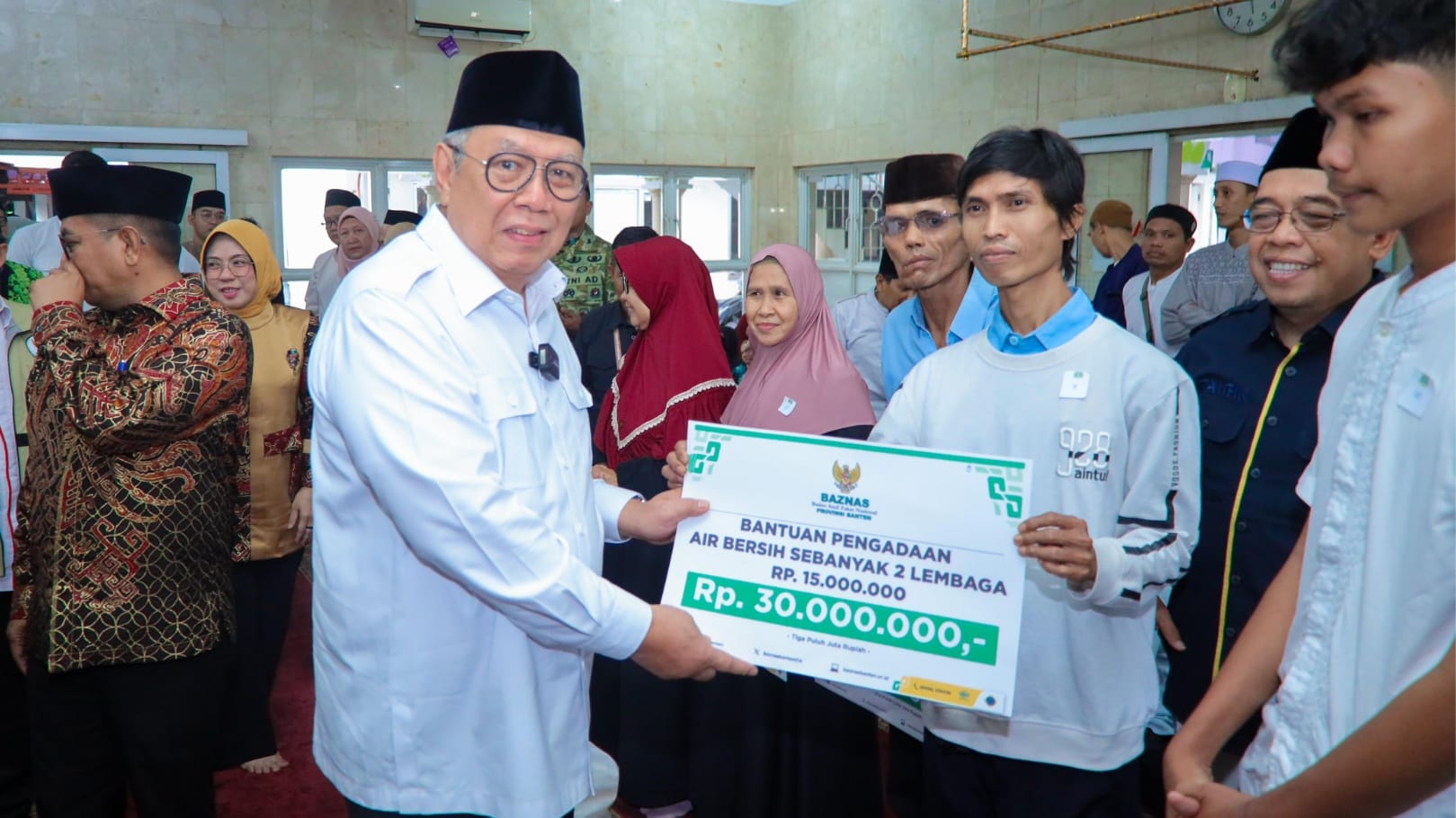 Benyamin Davnie dampingi Gubernur Banten Andra Soni safari Ramadan di Masjid Arrohman Serpong sekaligus salurkan bantuan.