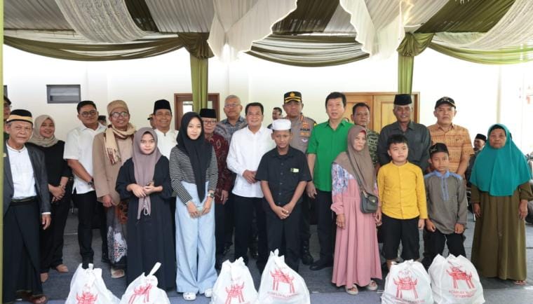 Bupati Tangerang hadiri santunan anak yatim dan pembagian sembako untuk lebih dari 1.000 warga di Klenteng Tri Dharma Panongan.