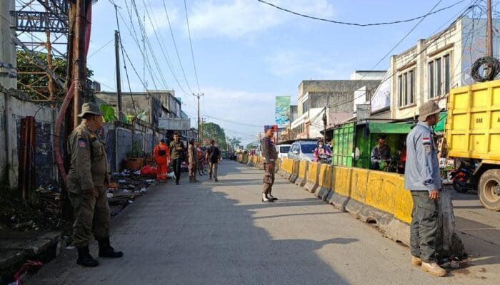 Satpol PP Tangsel menertibkan pedagang di Pasar Serpong pasca Lebaran guna mengatasi kemacetan dan mengembalikan fungsi jalan.