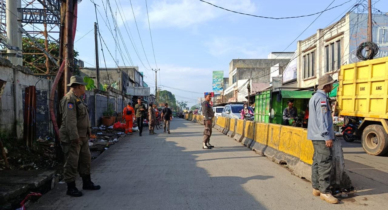 Satpol PP Tangsel menertibkan pedagang di Pasar Serpong pasca Lebaran guna mengatasi kemacetan dan mengembalikan fungsi jalan.