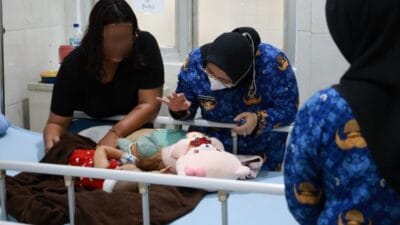 Wabup Tangerang Intan Nurul Hikmah kunjungi RSUD Kabupaten Tangerang, cek kesiapan layanan Idulfitri dan beri semangat pasien.