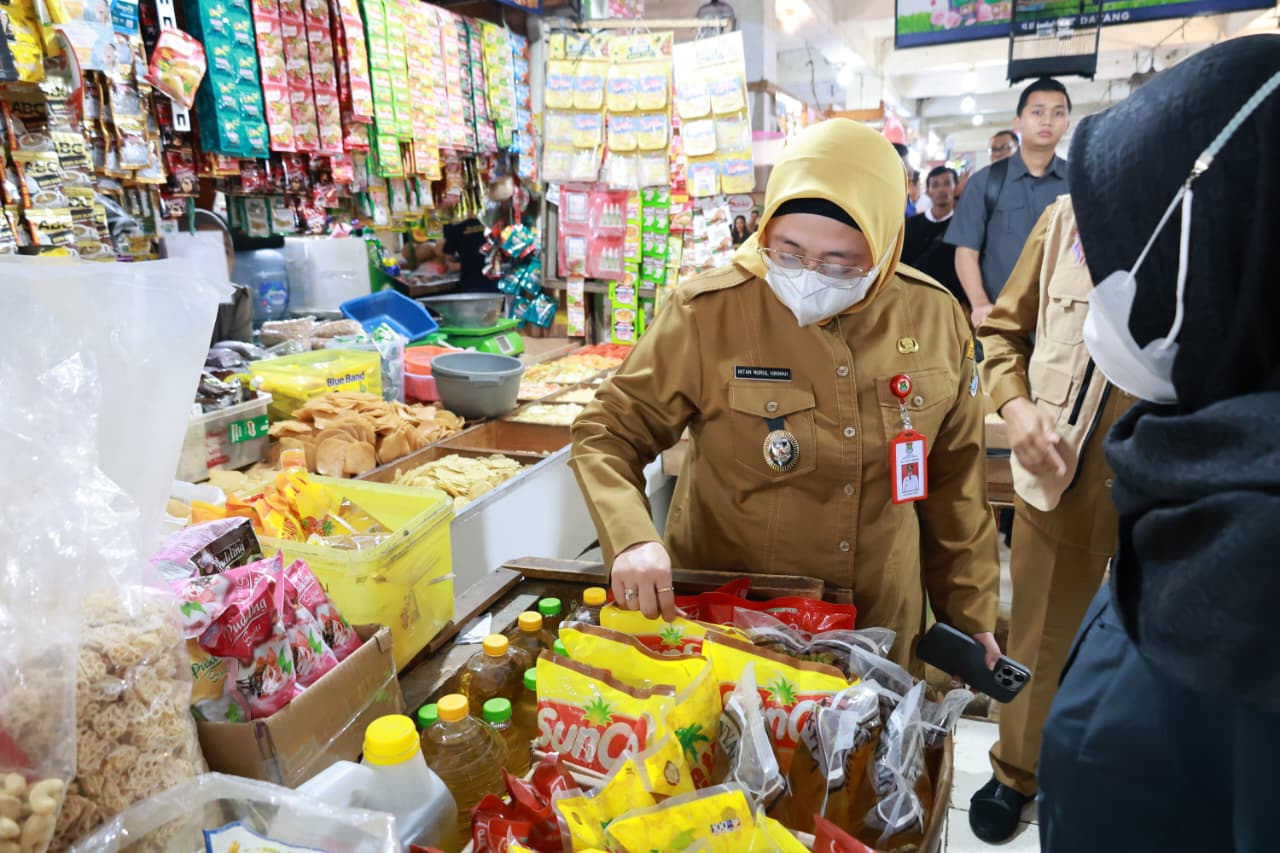 Wabup Tangerang pantau harga sembako jelang Idul Fitri 2026, daging sapi dan bawang naik, minyak goreng terbatas.