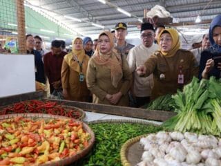 Wabup Intan Sidak Pasar Cisoka, Harga Cabai Rawit Melonjak hingga Rp100 Ribu per Kg