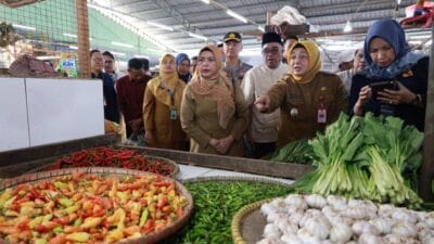 Wabup Tangerang monitoring harga sembako di Pasar Cisoka. Cabai rawit naik, stok pangan jelang Lebaran tetap aman.