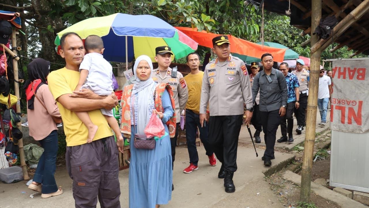 H+5 Lebaran, wisata alam Solear Tangerang masih dipadati pengunjung. Polisi siagakan personel untuk pengamanan dan kelancaran wisata.