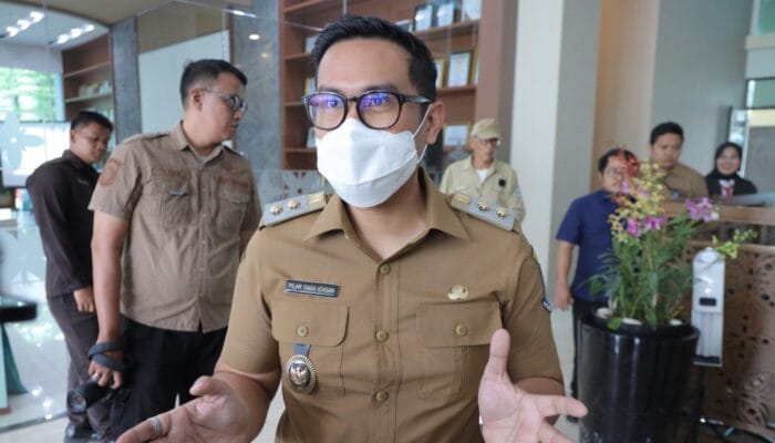 Pemkot Tangsel terapkan WFH ASN tiap Jumat mulai April 2026 untuk efisiensi BBM, layanan publik tetap berjalan normal.