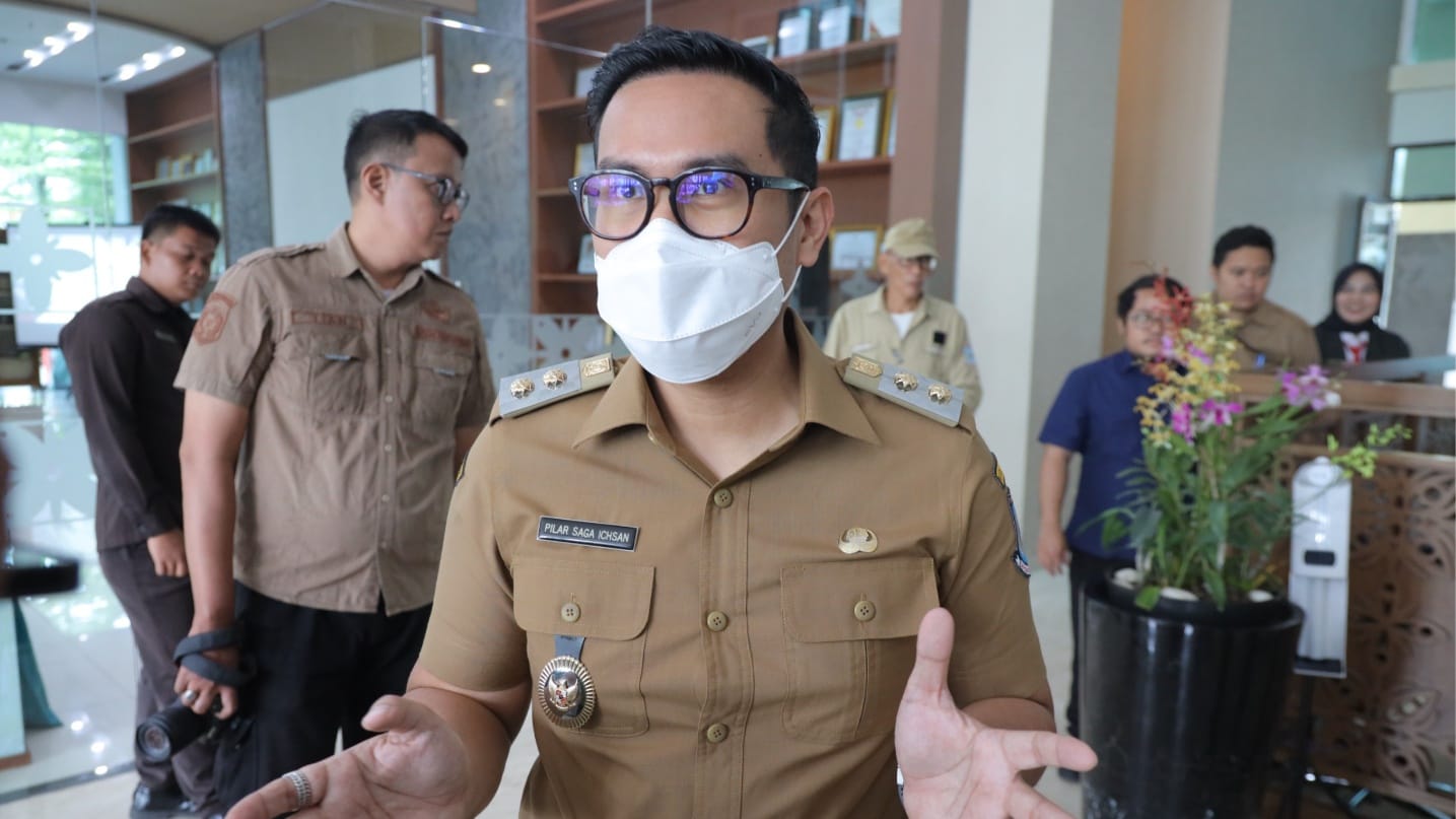 Pemkot Tangsel terapkan WFH ASN tiap Jumat mulai April 2026 untuk efisiensi BBM, layanan publik tetap berjalan normal.