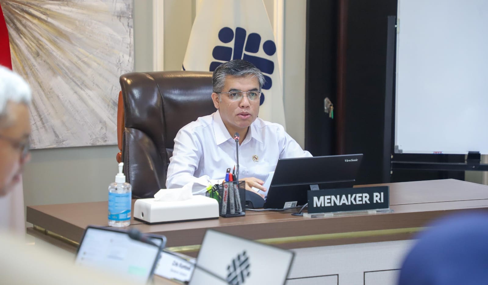 Kemnaker siapkan insentif bagi perusahaan yang mendukung sertifikasi peserta magang guna meningkatkan kualitas tenaga kerja nasional.