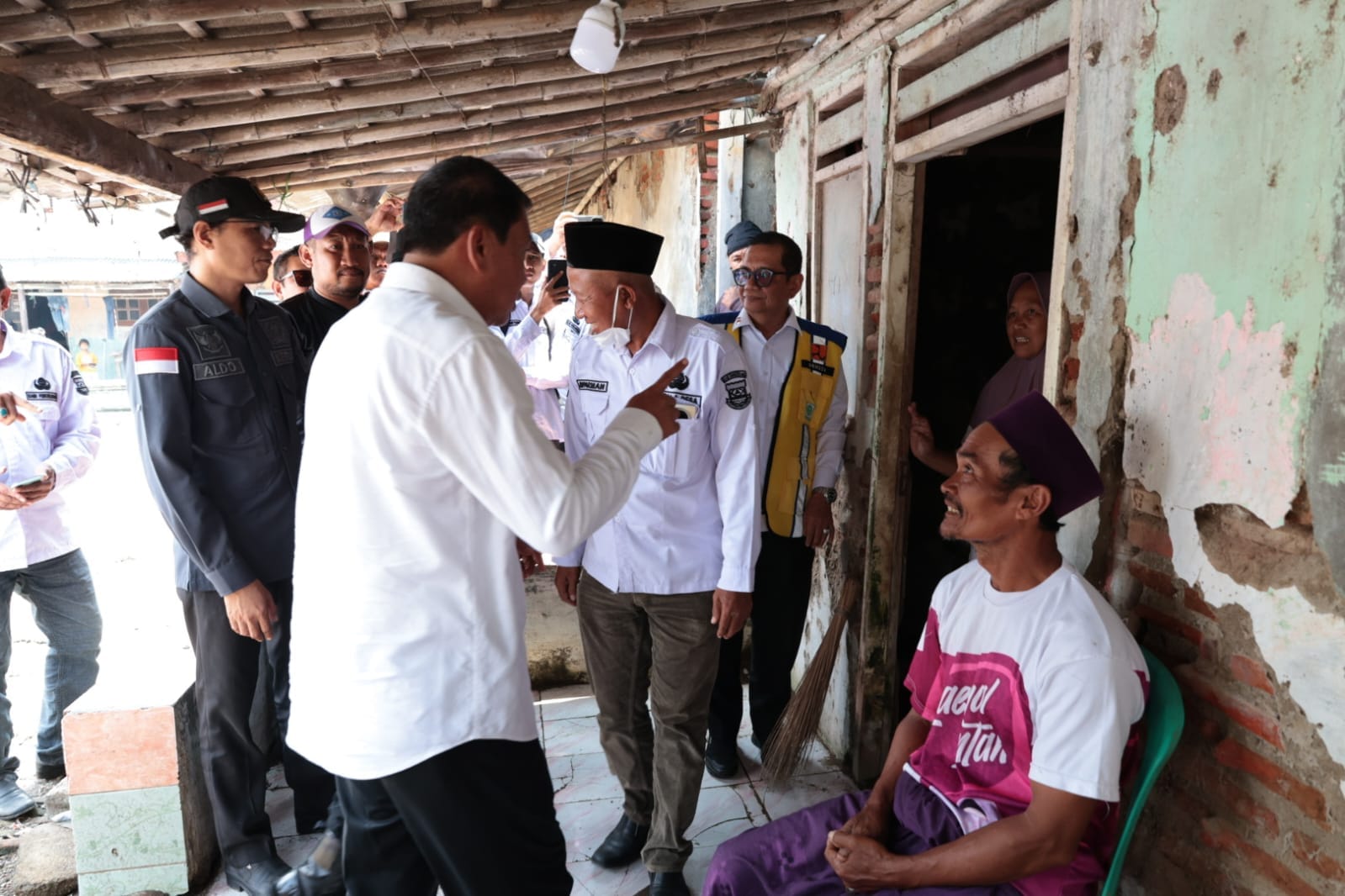 Bupati Tangerang tinjau rumah tidak layak huni di Sukawali Pakuhaji, salurkan bantuan dan percepat pembangunan RTLH agar layak huni.