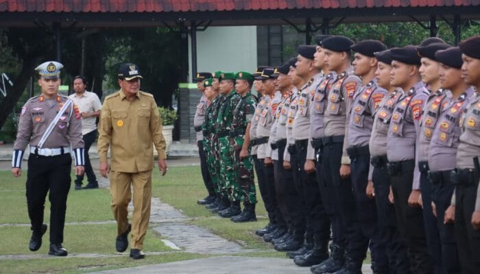 Bupati Tangerang pimpin apel gelar pasukan pengamanan Hari Buruh Internasional untuk memastikan situasi tetap aman.