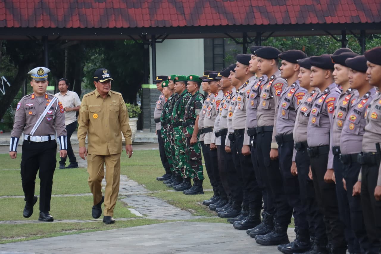 Bupati Tangerang pimpin apel gelar pasukan pengamanan Hari Buruh Internasional untuk memastikan situasi tetap aman.