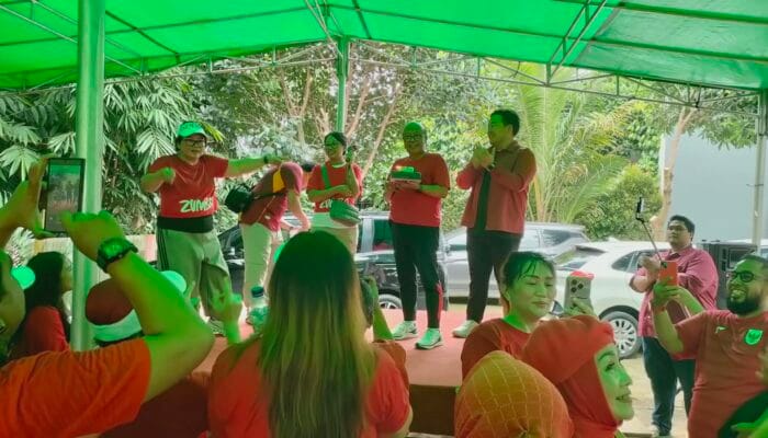 Ananta Wahana menggelar senam zumba bersama warga di Padepokan Karang Tumaritis, Kelapa Dua, Tangerang, penuh sukacita.