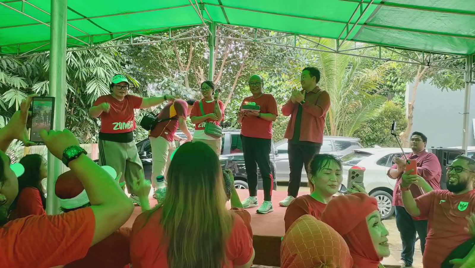 Ananta Wahana menggelar senam zumba bersama warga di Padepokan Karang Tumaritis, Kelapa Dua, Tangerang, penuh sukacita.