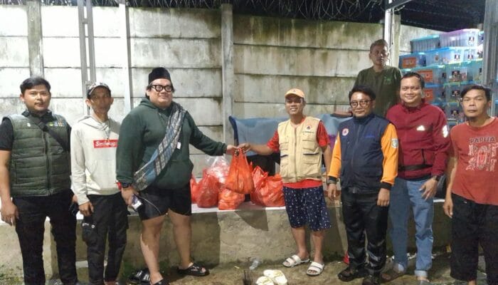 Dinsos Tangsel salurkan bantuan makanan dan logistik bagi korban banjir dan longsor, pastikan kebutuhan warga terdampak terpenuhi.