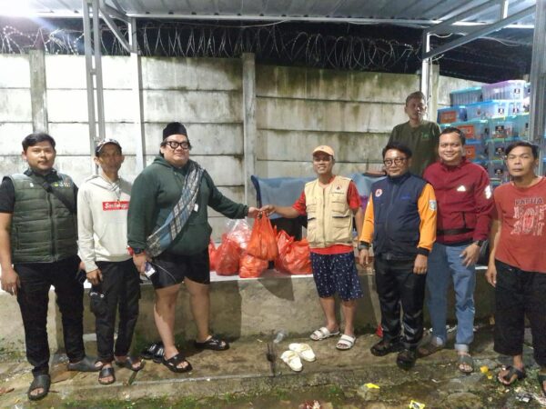 Dinsos Tangsel salurkan bantuan makanan dan logistik bagi korban banjir dan longsor, pastikan kebutuhan warga terdampak terpenuhi.